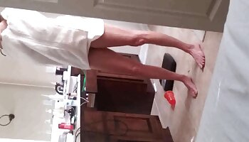 Ein Erwachsenentrainer hat reife frau nackt eine junge Schülerin von Adria Rae im Fitnessstudio verführt