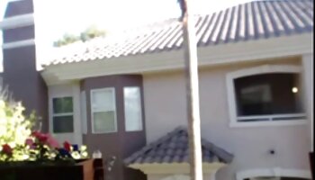 Den Anus des Mannes im Gynäkologiestuhl fisten und nackte reife weiber ihn mit einem Strap-On ficken