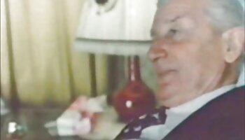 Herrin reife geile frauen in Latex verspottet den Anus seines Sklaven mit einem Strap-On