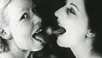 Die schöne reife weiber Männer ziehen es der Frau mit dem Strumpfband an