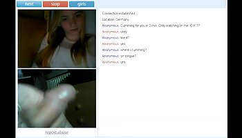 Reinigt das Haus, während reife frauen sex filme ihr Stiefsohn vor ihr masturbiert