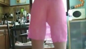 Die Frauentrophäe beschäftigt ihre Muschi, wenn ihr Mann nicht mehr geile weiber über 50 da ist