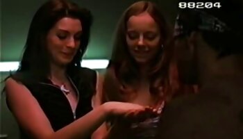 Ein Typ nimmt einen nackten Hintern unter die Röcke der Mädchen reife weiber porn auf der Straße