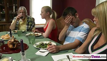 Freche Mädchen in Röcken geile nackte reife frauen verderben einen süßen Nerd mit Brille während des Unterrichts