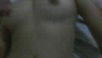 Ein junger Mulatte mit natürlichen großen reife nackte frauen Titten wird von einem weißen Schwanz gefickt