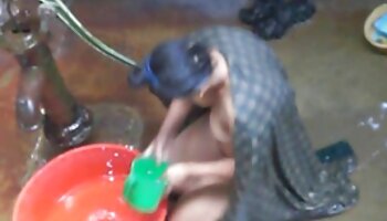 Tochter sex mit reifen weibern auf weißem Bett gefickt